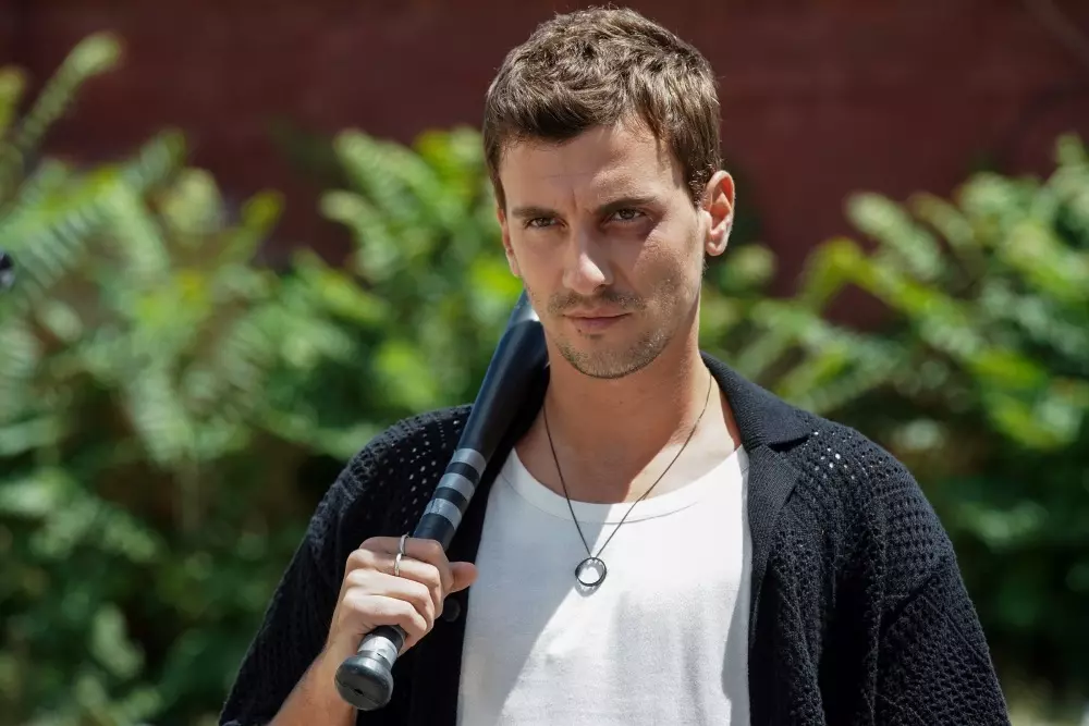 Bertan Asllani, “Doc” Dizisiyle Ekranlara Dönüyor! Yeni Rolü Dikkat Çekti (2)