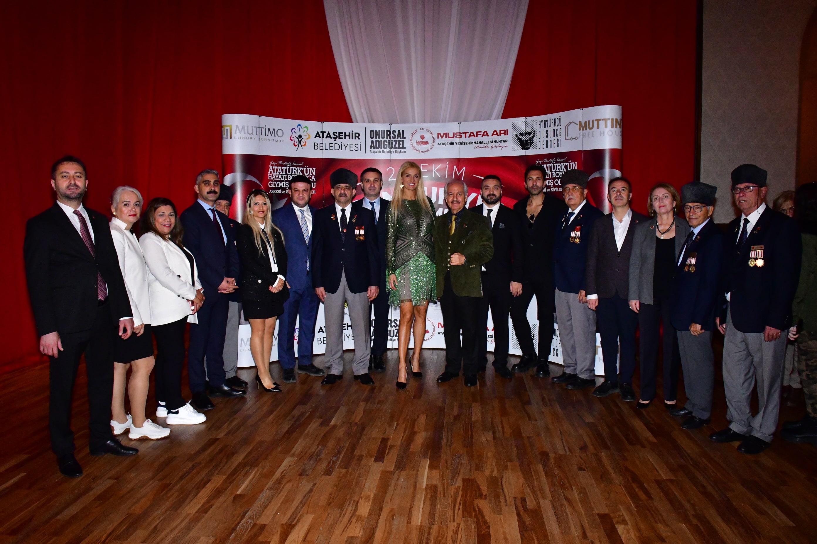 Tuğba Özay’dan Duygusal Anlar “Atamızın Kıyafetleri” Sergisi Ziyarete Açıldı (1)-1