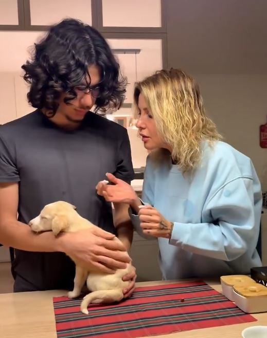 Gülben Ergen’den Takdir Toplayan Davranış Barınaktan Minik Bir Yavru Sahiplendi (1)