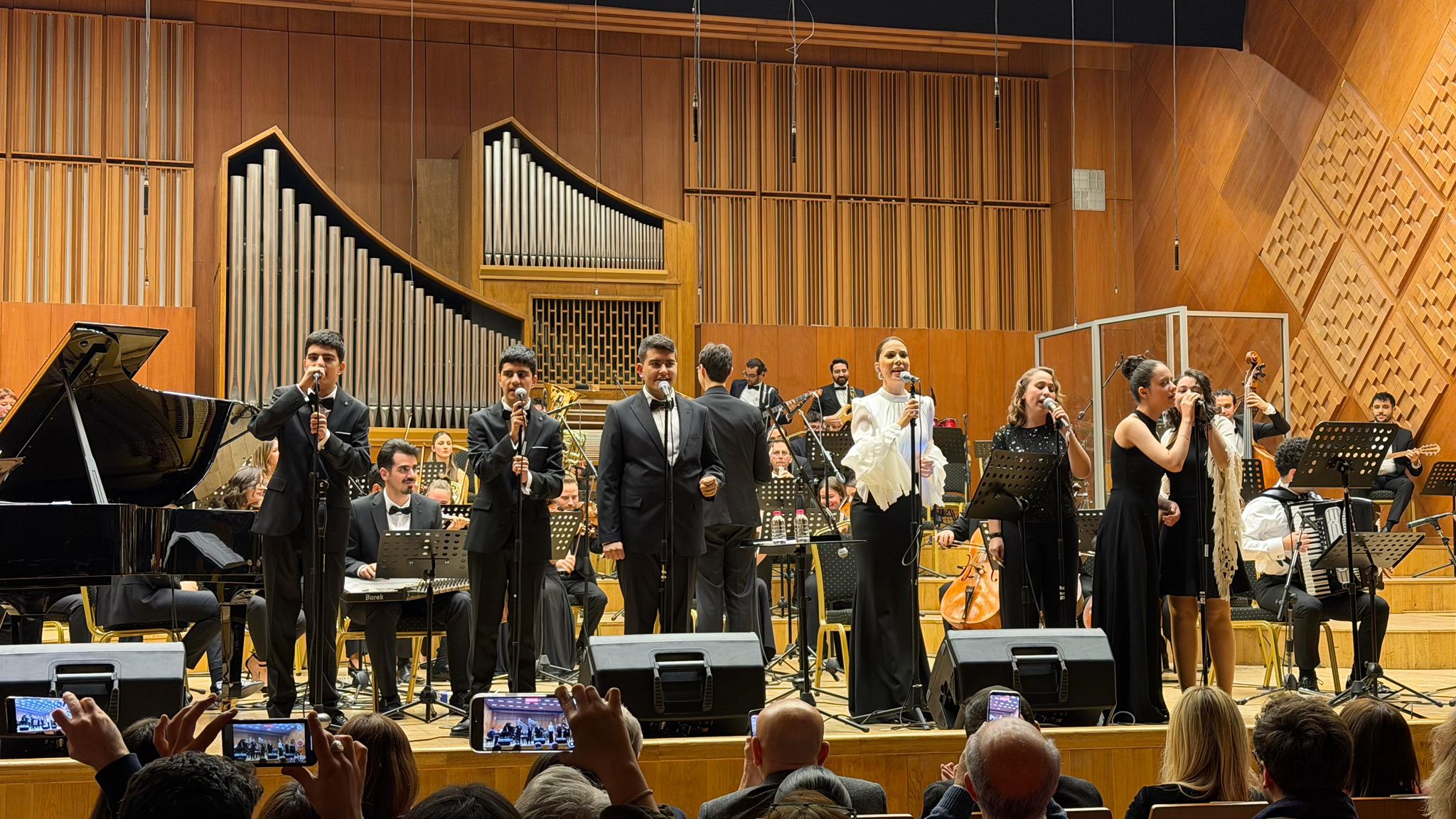 Tuğba Özerk Ve ‘Bizim Orkestra’ Birlikte Sahne Aldı (2)