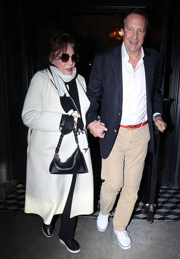 Ünlü Oyuncu 92 Yaşında Aşk Sarhoşu! 60 Yaşındaki Eşi Gençlik Aşılıyor (3)