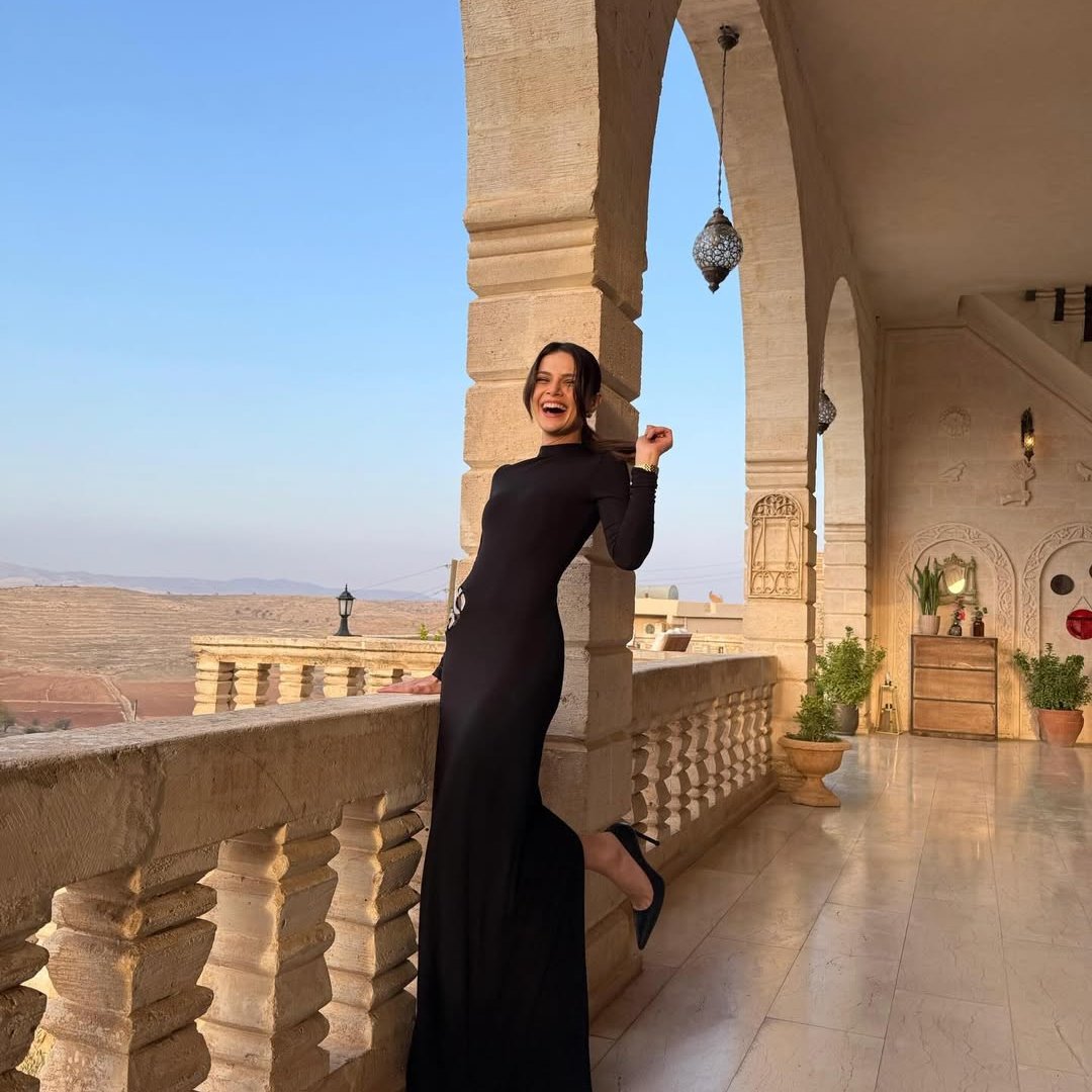 Uzak Şehir’in Alya’sı Sinem Ünsal’dan Olay Pozlar! Siyah Elbisesiyle Büyüledi (1)