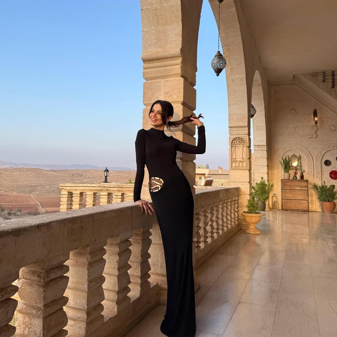 Uzak Şehir’in Alya’sı Sinem Ünsal’dan Olay Pozlar! Siyah Elbisesiyle Büyüledi (2)