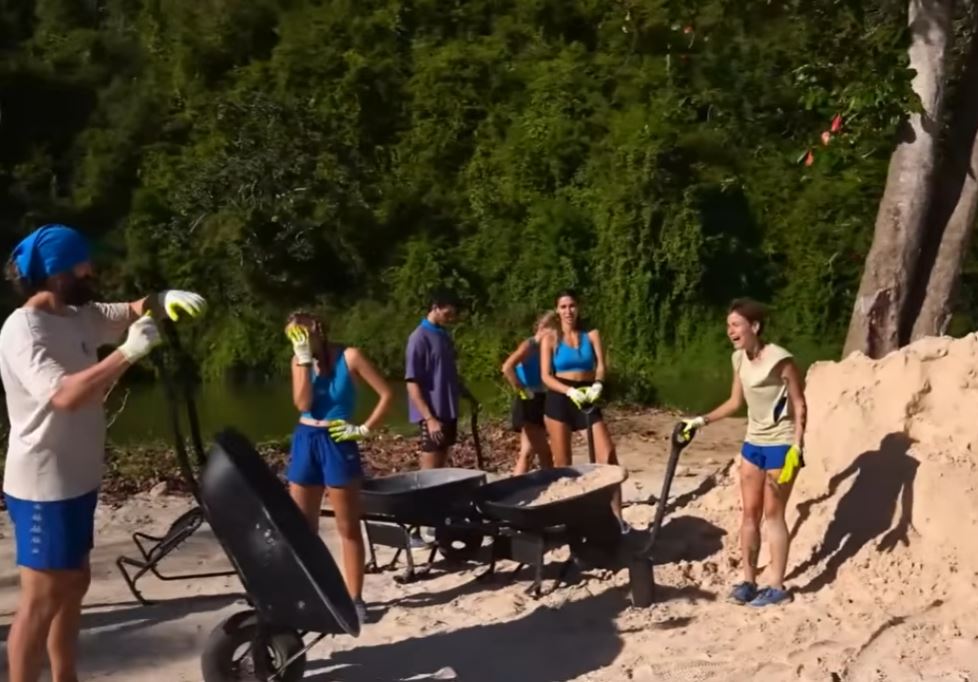 Survivor’da Gergin Anlar! Lina Set Çalışanını Kürekle Kovaladı (1)