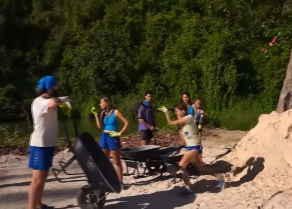 Survivor’da Gergin Anlar! Lina Set Çalışanını Kürekle Kovaladı (2)