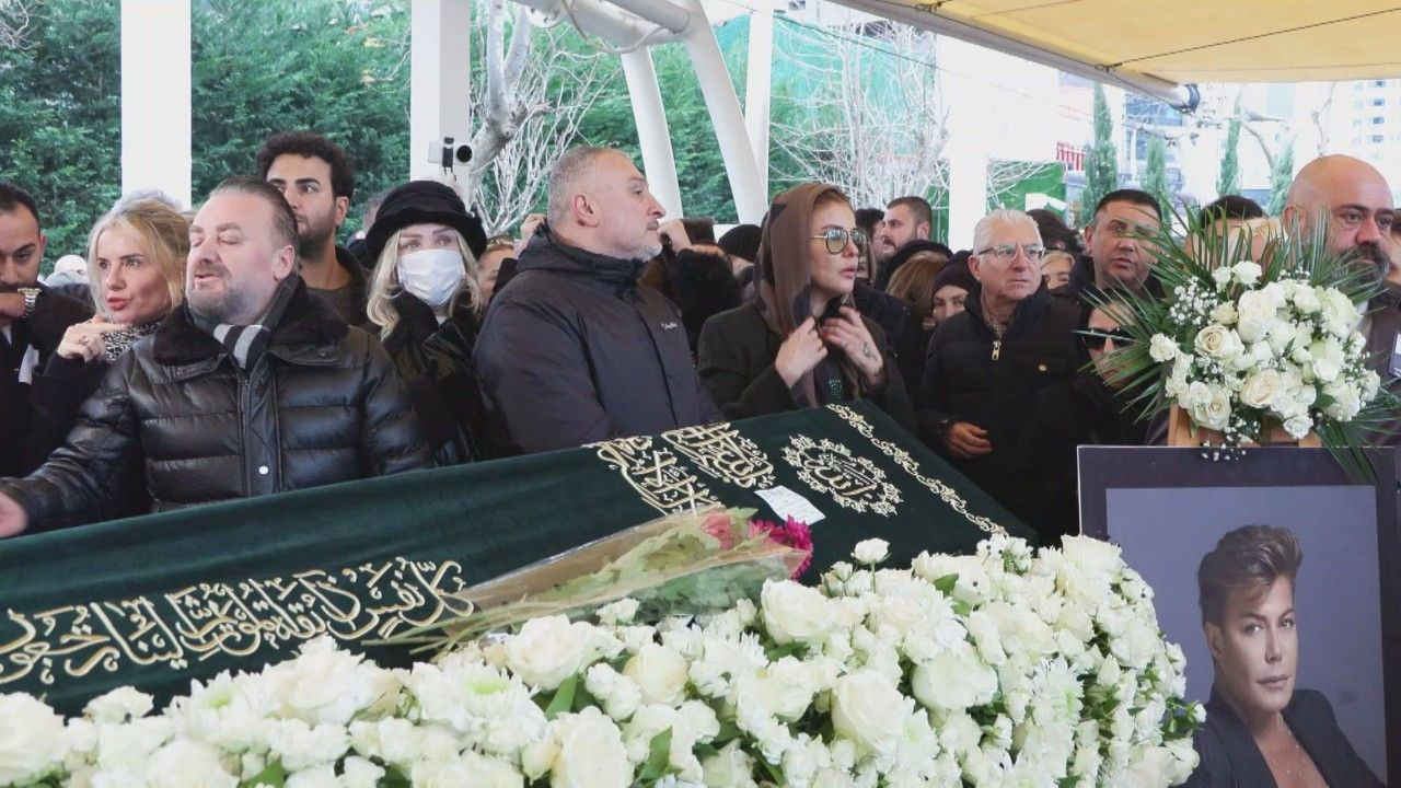 Armağan Çağlayan Cami Adabına Dikkat Çekti Sosyal Medya İkiye Bölündü (1)