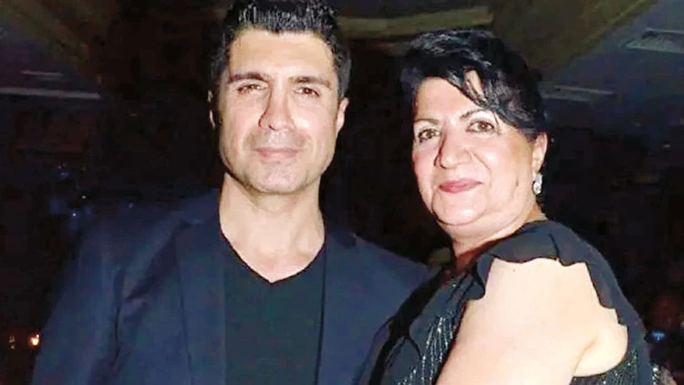 Özcan Deniz Ve Annesi