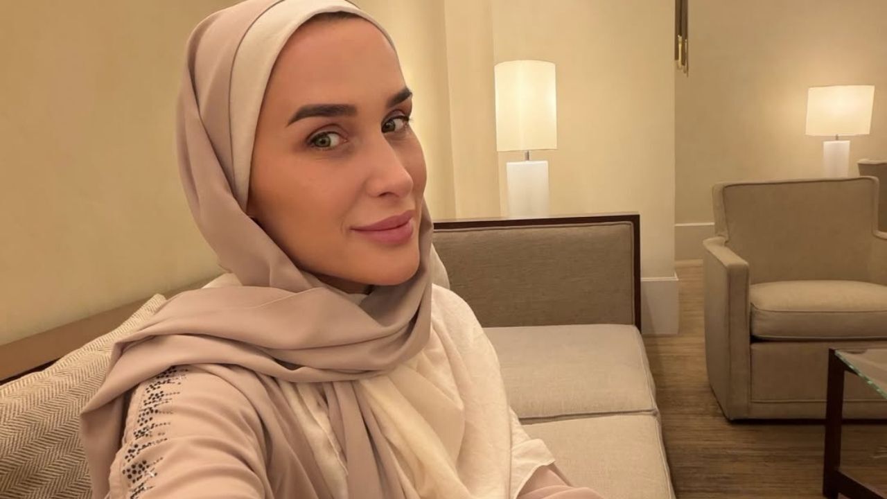 Survivor Sema Aydemir Kutsal Topraklarda! Türbanlı Fotoğrafı Gündem Oldu