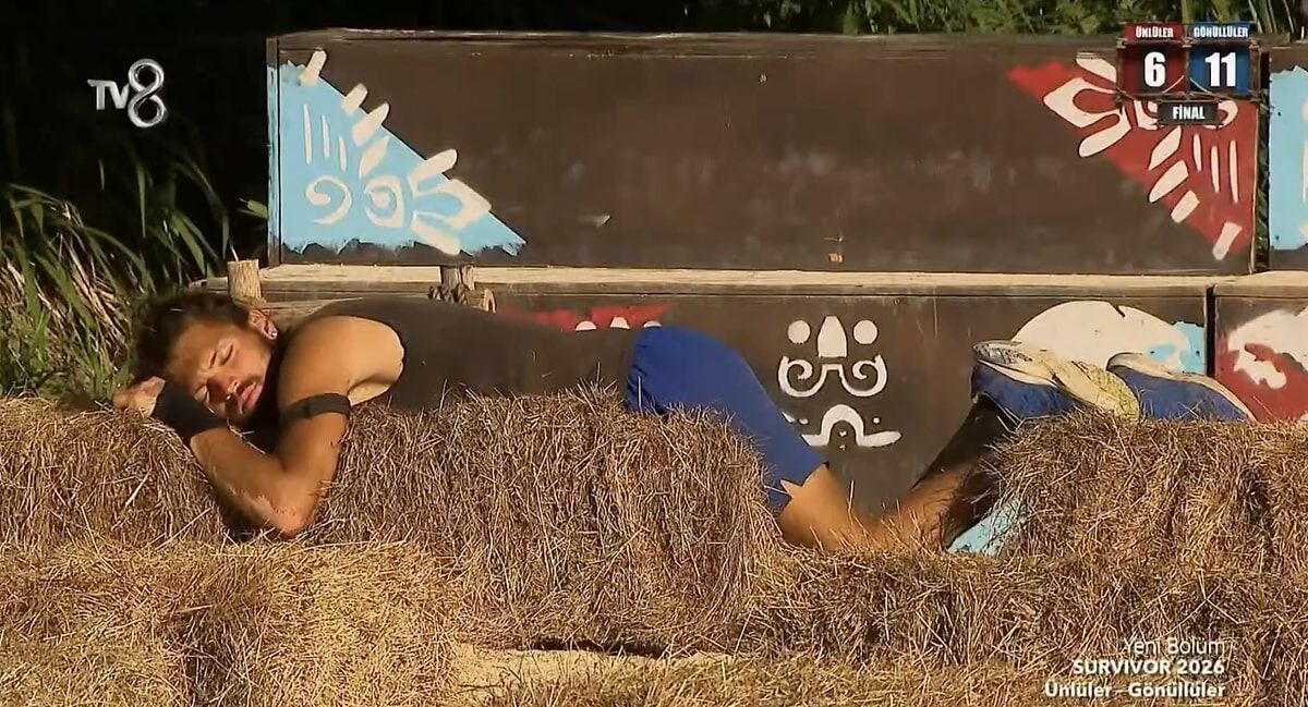 Survivor'da Sude Acı İçindeyken Onur Alp’in Rahat Tavrı Eleştirildi (3)