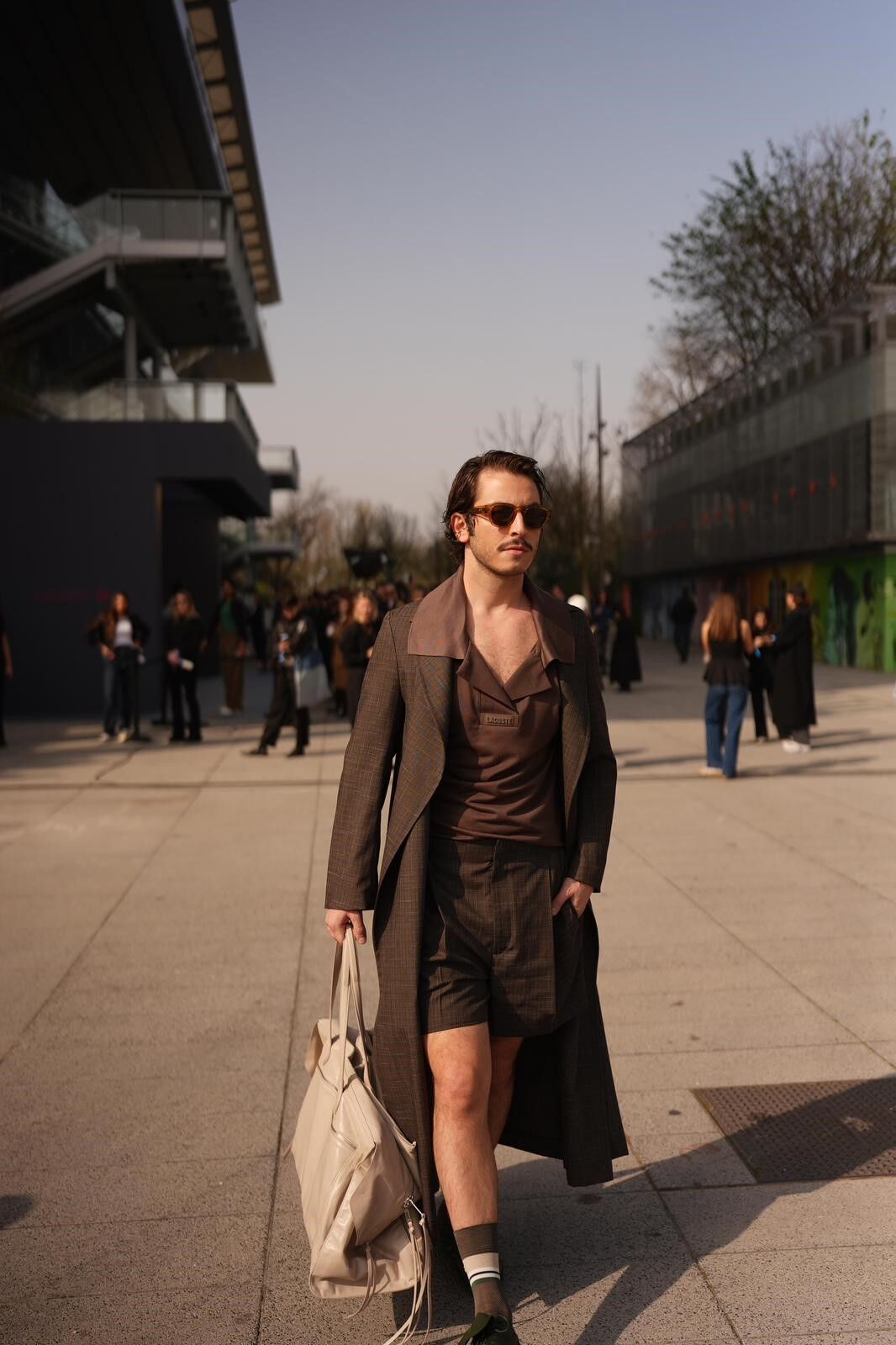 Boran Kuzum Paris Moda Haftası’nda! Şortlu Kombini Dikkat Çekti (2)