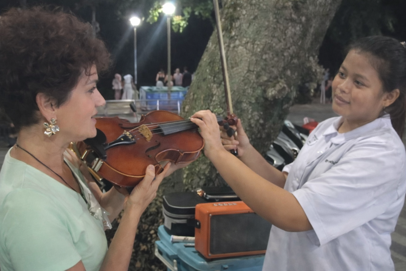 Canan Anderson Kemanı Eline Alınca Olanlar Oldu