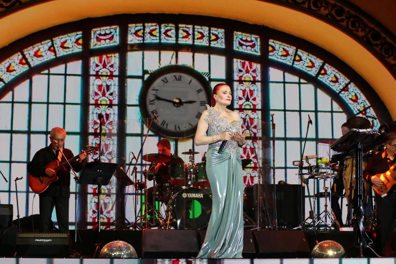 Candan Erçetin’den Bayram Gecesi Büyüleyen Performans (3) (1)