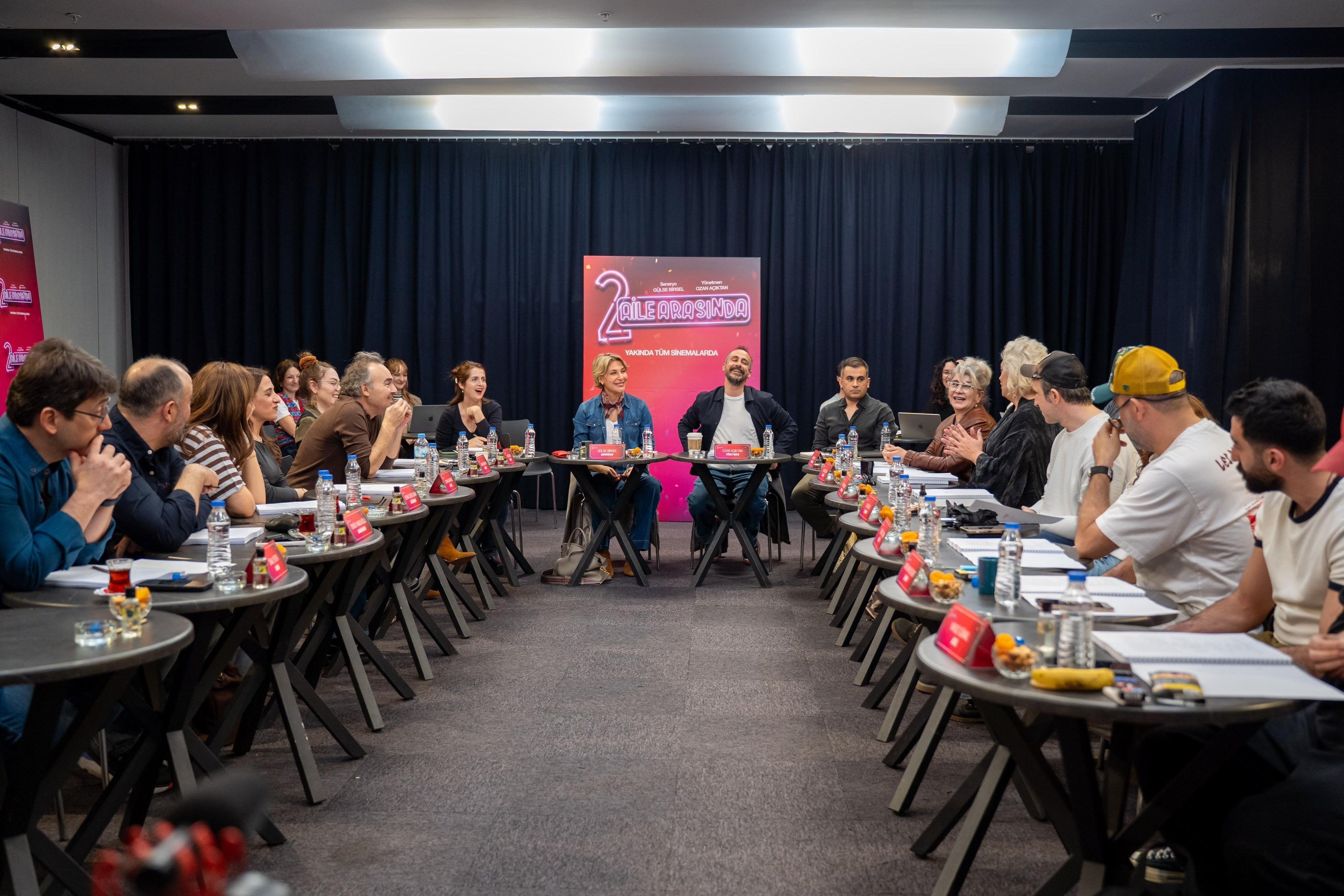 2 Aile Arasında Filmi İçin İlk Adım! Yıldız Kadro Okuma Provasında Buluştu-1