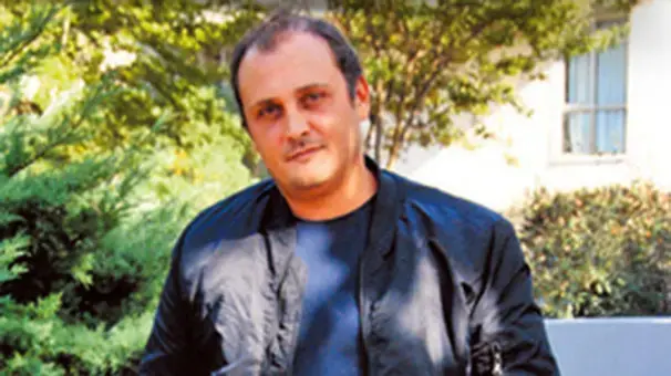 Emre Matraş Kimdir? Deri İmparatorluğunun Veliahtından Pop Şarkıcılığına Uzanan Hayatı