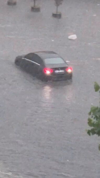 İstanbul'da Süper Hücre! Yollar Göle Döndü, Sahiller Kapatıldı (2)