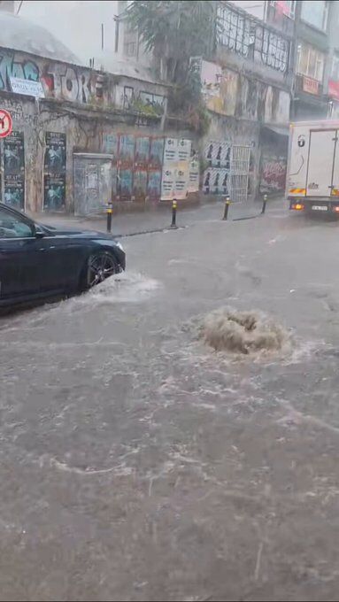 İstanbul'da Süper Hücre! Yollar Göle Döndü, Sahiller Kapatıldı (3)