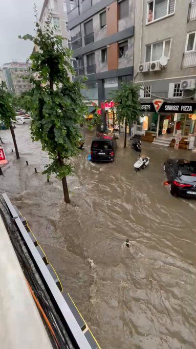 İstanbul'da Süper Hücre! Yollar Göle Döndü, Sahiller Kapatıldı (4)