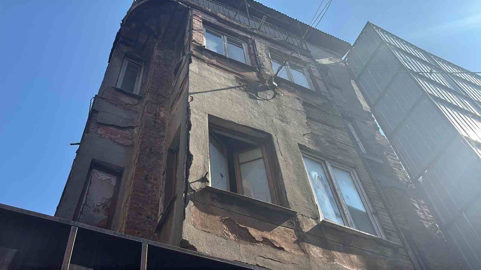 Kötü Kokular Üzerine Polis Geldi! 64 Yaşındaki Adamın Cansız Bedeni Bulundu