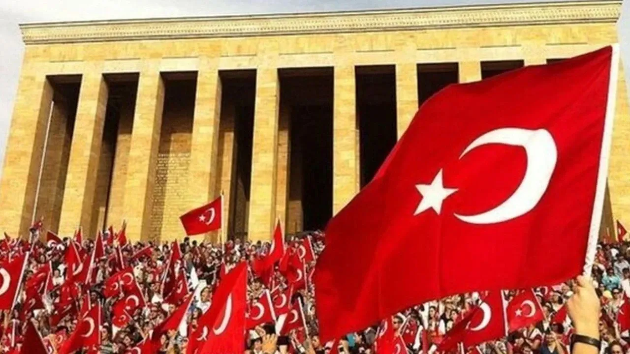 29 Ekim Cumhuriyet Bayramı Tatili 2025: Kaç Gün Sürecek, 28 Ekim Yarım Gün mü?