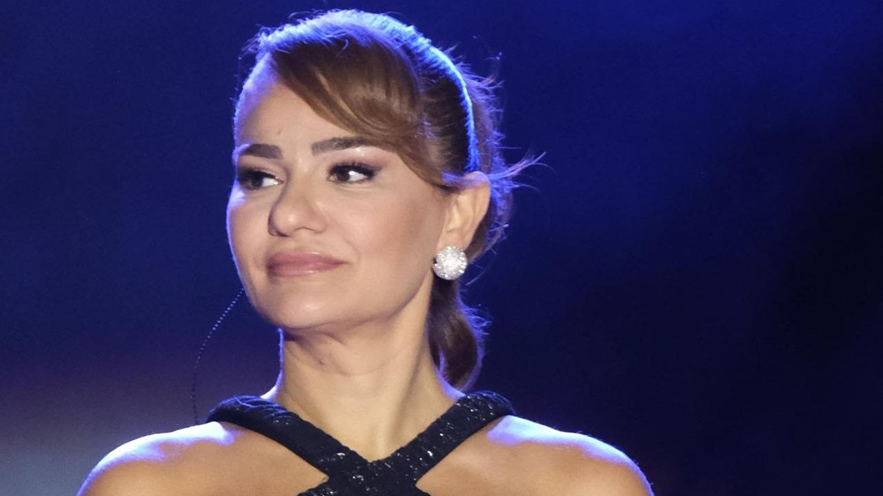 Derya Bedavacı “Ben Cumhuriyet Kadınıyım, Atatürk’ün Açtığı Yolda Şarkı Söylüyorum”