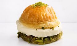 Milföyle Baklava Burger Çılgınlığı! Evde Döner ve Kebabın Ardından Yeni Trend Patladı