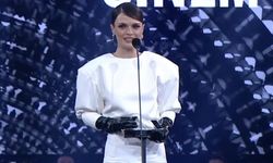 Sinem Ünsal Beyaz Elbisesiyle Büyüledi: Gecenin En Prestijli Ödülü Ona Gitti