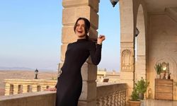 Uzak Şehir’in Alya’sı Sinem Ünsal’dan Olay Pozlar! Siyah Elbisesiyle Büyüledi