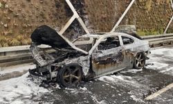 Fatih’te Otomobil Yol Ortasında Alevlere Teslim Oldu