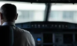 Uçuş Güvenliğinin En İlginç Kuralı: Pilotlar Neden Aynı Yemeği Yemez, Ne Yerler?