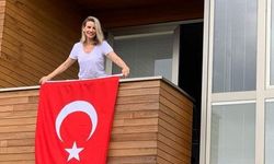 Esra Erol 'As Bayrakları As' Paylaşımı Yaptı