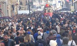 Güneşli havayı gören İstanbullular Taksim'e koştu!