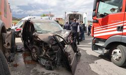 Elazığ'da Hafi̇f Ti̇cari̇ Araç, Temi̇zli̇k Kamyonuna Çarptı: 5 Yaralı