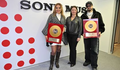 Sefo ve Demet Akalın’a “Yerinde Dur” Başarısı İçin Diamond Plak