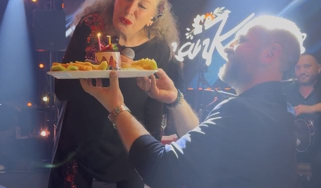 Sahne Sürprizi! Suzan Kardeş Pastasını Hayranlarıyla Üfledi