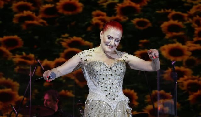 Candan Erçetin’den Bayram Gecesi Büyüleyen Performans