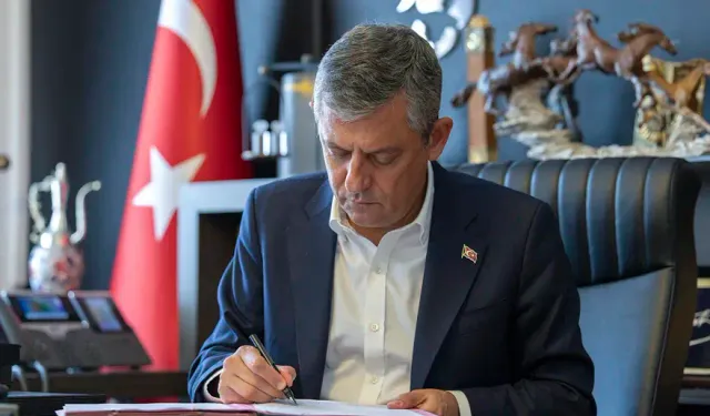 Ankara'da Yeni Parti Heyecanı: Özgür Özel Kuruluş Dilekçesini Teslim Etti