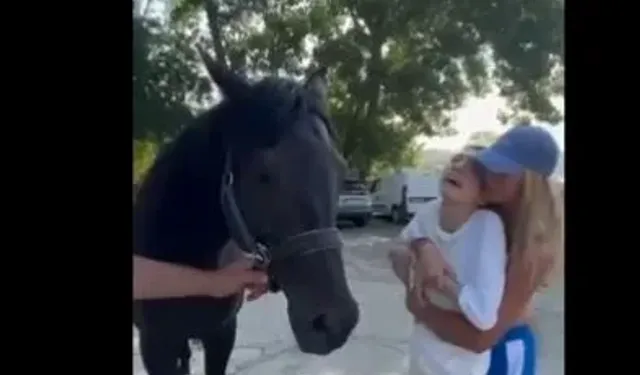 Aleyna Kalaycıoğlu, kardeşi Cansu ile at çiftliğine gitti