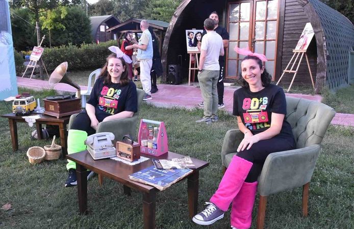 Pendik'te 80'ler rüzgarı esti! Nostalji dolu buluşma büyük ilgi gördü