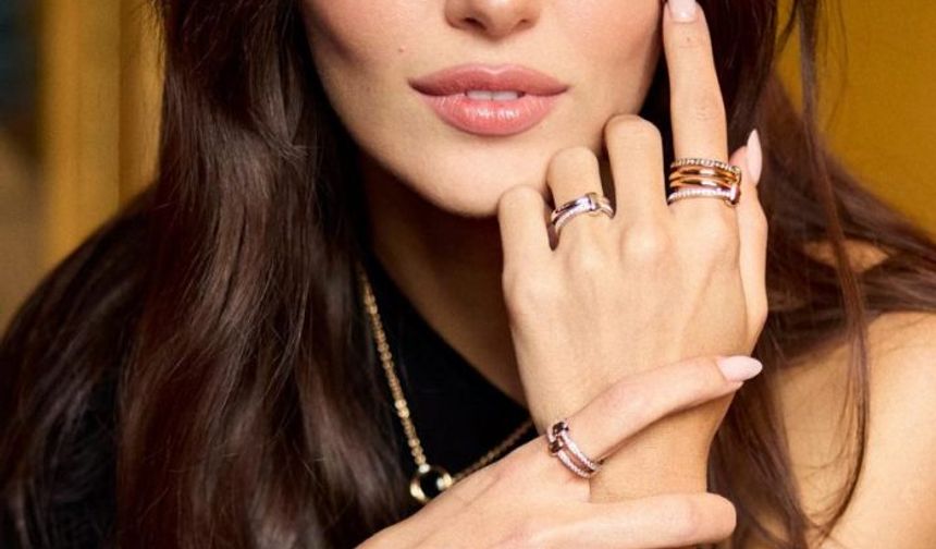 3-Hande Erçel

Oyuncu ve model Hande Erçel, The Netizens Report'un Yılın Türk Ünlüleri listesinde 3. sırada yer aldı. Milyonlarca oy alan oyuncu, *Sen Çal Kapımı* gibi dizilerdeki etkileyici performanslarıyla dikkat çekiyor.

Oyunculuğun ötesinde Hande, yeteneği ve stiliyle dünya çapında hayranlarına ilham veren önemli bir moda ikonu ve marka elçisi