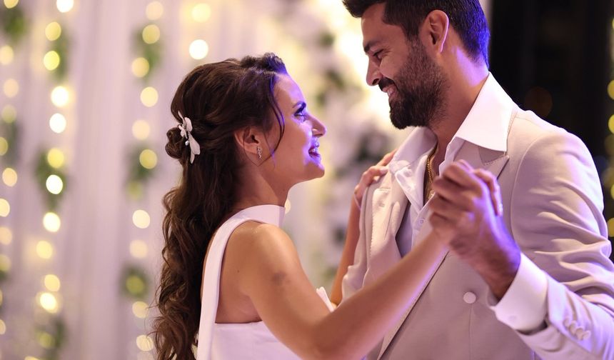 Oyuncu Yağmur Öztürk ile Erkan Meriç Nişanlandı!