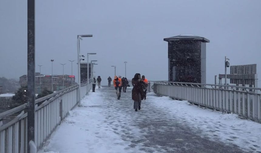 Beylikdüzü metrobüst üst geçidi karla kaplandı
