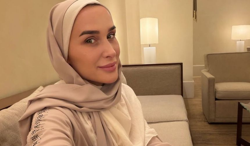 Survivor Sema Aydemir Kutsal Topraklarda! Türbanlı Fotoğrafı Gündem Oldu