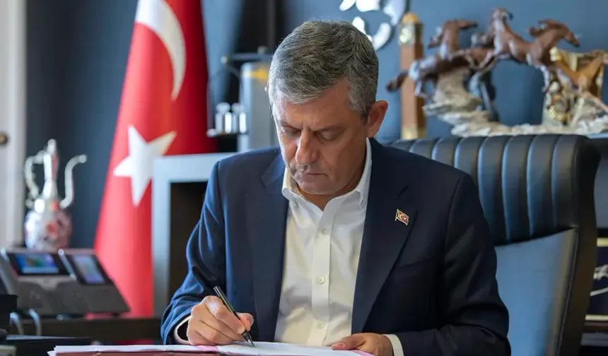 Ankara'da Yeni Parti Heyecanı: Özgür Özel Kuruluş Dilekçesini Teslim Etti