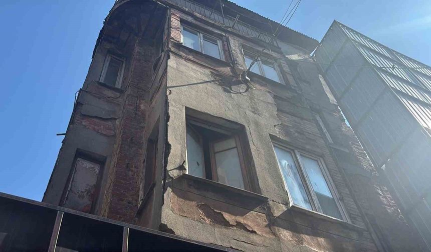 Kötü Kokular Üzerine Polis Geldi! 64 Yaşındaki Adamın Cansız Bedeni Bulundu