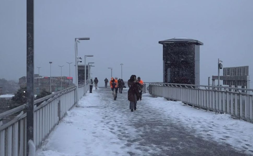 Beylikdüzü metrobüst üst geçidi karla kaplandı