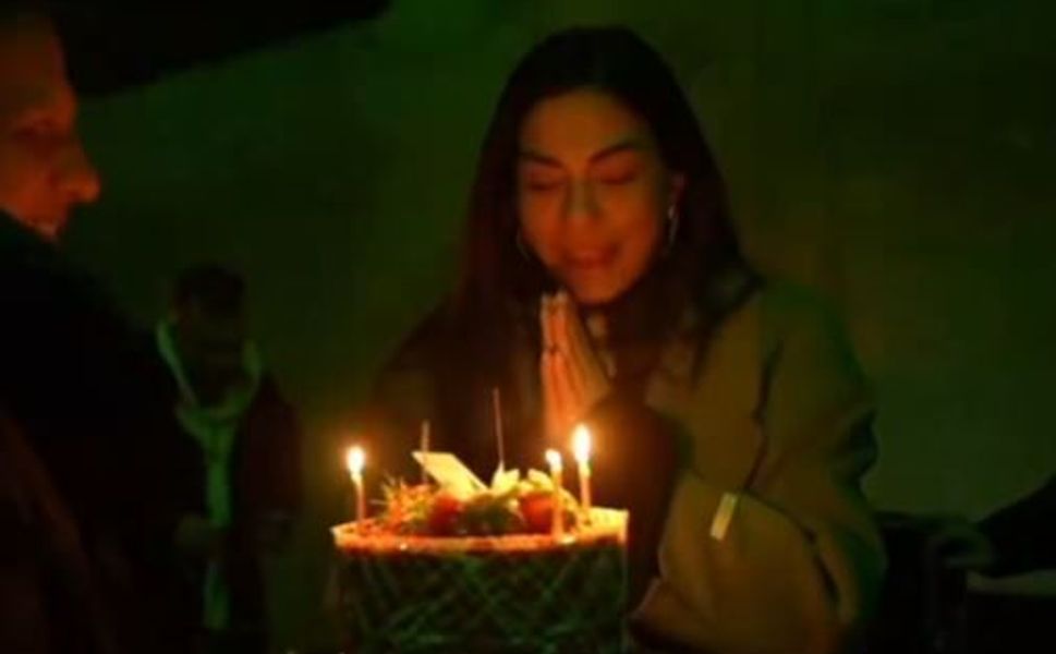 Eşref Rüya Setinde Demet Özdemir’e Sürpriz Doğum Günü Kutlaması