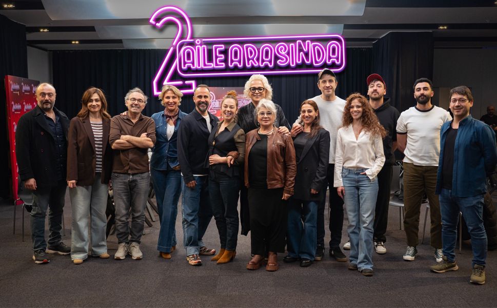 2 Aile Arasında Filmi İçin İlk Adım! Yıldız Kadro Okuma Provasında Buluştu