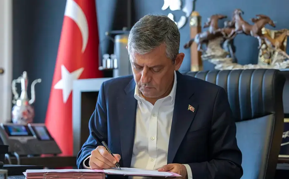 Ankara'da Yeni Parti Heyecanı: Özgür Özel Kuruluş Dilekçesini Teslim Etti