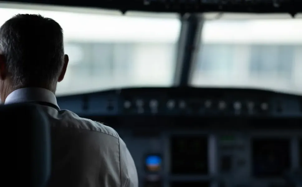 Uçuş Güvenliğinin En İlginç Kuralı: Pilotlar Neden Aynı Yemeği Yemez, Ne Yerler?